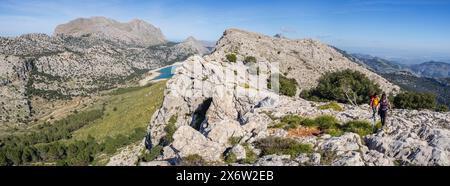 Zwei Frauen auf der Route "3.000", Naturgebiet der Serra de Tramuntana, Mallorca, Balearen, Spanien. Stockfoto