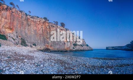 Cala Magraner, Kieselstrand, Küste von Manacor, Mallorca, Balearen, Spanien. Stockfoto