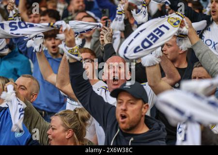 Leeds, Großbritannien. Mai 2024. Leeds Fans singen vor dem Spiel während des Halbfinales der Sky Bet Championship Leeds United vs Norwich City in der Elland Road, Leeds, Großbritannien, 16. Mai 2024 (Foto: Mark Cosgrove/News Images) in Leeds, Großbritannien am 16. Mai 2024. (Foto: Mark Cosgrove/News Images/SIPA USA) Credit: SIPA USA/Alamy Live News Stockfoto