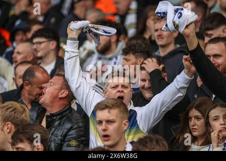 Leeds, Großbritannien. Mai 2024. Leeds Fans singen vor dem Spiel während des Halbfinales der Sky Bet Championship Leeds United vs Norwich City in der Elland Road, Leeds, Großbritannien, 16. Mai 2024 (Foto: Mark Cosgrove/News Images) in Leeds, Großbritannien am 16. Mai 2024. (Foto: Mark Cosgrove/News Images/SIPA USA) Credit: SIPA USA/Alamy Live News Stockfoto