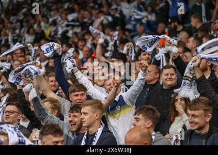 Leeds, Großbritannien. Mai 2024. Leeds Fans singen vor dem Spiel während des Halbfinales der Sky Bet Championship Leeds United vs Norwich City in der Elland Road, Leeds, Großbritannien, 16. Mai 2024 (Foto: Mark Cosgrove/News Images) in Leeds, Großbritannien am 16. Mai 2024. (Foto: Mark Cosgrove/News Images/SIPA USA) Credit: SIPA USA/Alamy Live News Stockfoto