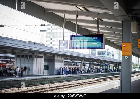 Hauptbahnhof Essen, Symbolbild - Bahngleis, Anzeigetafel, IC nach Zürich, Schweiz, DB, SBB, Fernzug, InterCity, EuroCity, EC 9, Bahnverkehr, Schiene, Reisen, Verkehr, deutsche Bahn, Schweizerische Bundesbahnen, internationaler Zugverkehr, Reiseziel Zürich, grenzüberschreitende Verbindungen, europäischer Zugverkehr, Bahnreisen, Zugfahrplan, Pünktlichkeit, Verspätungen, Zuverlässigkeit, Bahninfrastruktur, Fahrplanabweichungen, Bahnbetrieb, Kundenzufriedenheit, Zugverspätungen, Fahrplanverzögerungen, Reisekomfort. *** Essener Hauptbahnhof, Symbolbild Eisenbahngleis, Schautafel, IC nach Zürich, Stockfoto