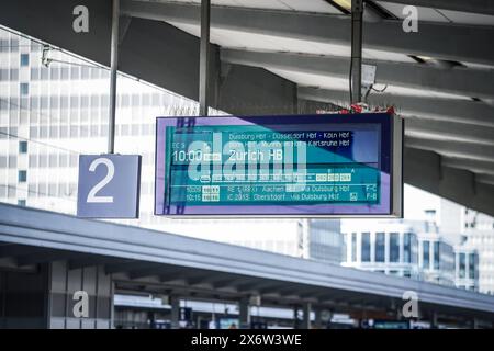 Hauptbahnhof Essen, Symbolbild - Bahngleis, Anzeigetafel, IC nach Zürich, Schweiz, DB, SBB, Fernzug, InterCity, EuroCity, EC 9, Bahnverkehr, Schiene, Reisen, Verkehr, deutsche Bahn, Schweizerische Bundesbahnen, internationaler Zugverkehr, Reiseziel Zürich, grenzüberschreitende Verbindungen, europäischer Zugverkehr, Bahnreisen, Zugfahrplan, Pünktlichkeit, Verspätungen, Zuverlässigkeit, Bahninfrastruktur, Fahrplanabweichungen, Bahnbetrieb, Kundenzufriedenheit, Zugverspätungen, Fahrplanverzögerungen, Reisekomfort. *** Essener Hauptbahnhof, Symbolbild Eisenbahngleis, Schautafel, IC nach Zürich, Stockfoto