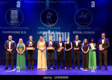 ZWOLLE - Königin Maxima unter den Preisträgern bei der Verleihung der King Willem I Preise 2024 im Zwolle Theater de Spiegel. ANP VINCENT JANNINK niederlande aus - belgien aus Stockfoto