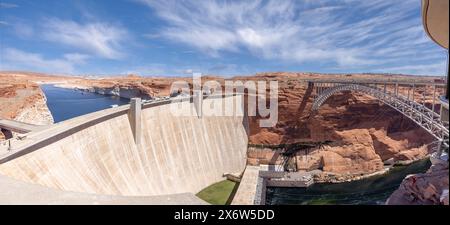 Glen Canyon Dam und Brücke mit Lake Powell im Hintergrund in der Nähe von Page, Arizona, USA am 23. April 2023 Stockfoto