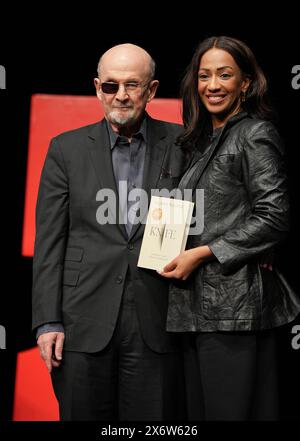Berlin, Deutschland. Mai 2024. Der Autor Salman Rushdie und seine Frau Rachel Eliza Griffiths (r), fotografiert am Deutschen Theater während eines Fotoaufrufs vor der Lesung seines neuen Buches „Messer“. Gedanken nach einem versuchten Mord. Rushdie wurde mit einem Messer angegriffen und bei einer Lesung am 12. August 2022 schwer verletzt. Quelle: Soeren Stache/dpa/Alamy Live News Stockfoto