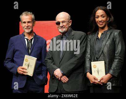 Berlin, Deutschland. Mai 2024. Der Schriftsteller Salman Rushdie (M), seine Frau Rachel Eliza Griffiths (r) und der Schauspieler Ulrich Matthes (l) fotografierten am Deutschen Theater während eines Fotoaufrufs vor der Lesung seines neuen Buches „Messer“. Gedanken nach einem versuchten Mord. Rushdie wurde mit einem Messer angegriffen und bei einer Lesung am 12. August 2022 schwer verletzt. Quelle: Soeren Stache/dpa/Alamy Live News Stockfoto