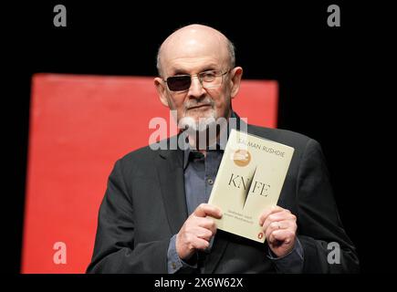 Berlin, Deutschland. Mai 2024. Der Schriftsteller Salman Rushdie, fotografiert am Deutschen Theater während eines Fotoaufrufs vor der Lesung seines neuen Buches „Messer“. Gedanken nach einem versuchten Mord. Rushdie wurde mit einem Messer angegriffen und bei einer Lesung am 12. August 2022 schwer verletzt. Quelle: Soeren Stache/dpa/Alamy Live News Stockfoto