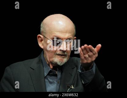 Berlin, Deutschland. Mai 2024. Der Schriftsteller Salman Rushdie, fotografiert am Deutschen Theater während eines Fotoaufrufs vor der Lesung seines neuen Buches „Messer“. Gedanken nach einem versuchten Mord. Rushdie wurde mit einem Messer angegriffen und bei einer Lesung am 12. August 2022 schwer verletzt. Quelle: Soeren Stache/dpa/Alamy Live News Stockfoto