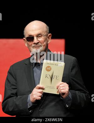 Berlin, Deutschland. Mai 2024. Der Schriftsteller Salman Rushdie, fotografiert am Deutschen Theater während eines Fotoaufrufs vor der Lesung seines neuen Buches „Messer“. Gedanken nach einem versuchten Mord. Rushdie wurde mit einem Messer angegriffen und bei einer Lesung am 12. August 2022 schwer verletzt. Quelle: Soeren Stache/dpa/Alamy Live News Stockfoto