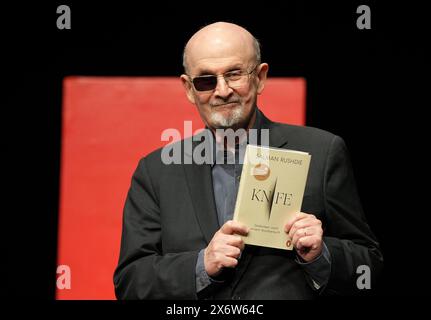 Berlin, Deutschland. Mai 2024. Der Schriftsteller Salman Rushdie, fotografiert am Deutschen Theater während eines Fotoaufrufs vor der Lesung seines neuen Buches „Messer“. Gedanken nach einem versuchten Mord. Rushdie wurde mit einem Messer angegriffen und bei einer Lesung am 12. August 2022 schwer verletzt. Quelle: Soeren Stache/dpa/Alamy Live News Stockfoto