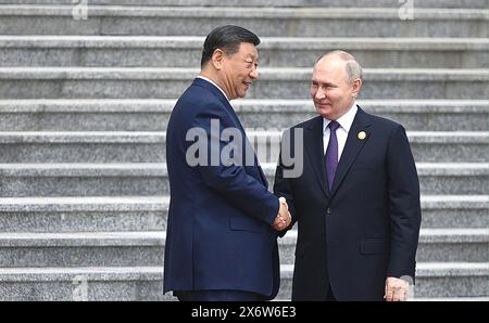 Peking, China. Mai 2024. Der russische Präsident Wladimir Putin (R) und der chinesische Präsident Xi Jinping schütteln am Donnerstag, den 16. Mai 2024, während einer offiziellen Begrüßungszeremonie vor dem Großen Saal des Volkes auf dem Platz des Himmlischen Friedens in Peking, der Hauptstadt Chinas, die Hände. Foto vom russischen Außenministerium/UPI. Quelle: UPI/Alamy Live News Stockfoto