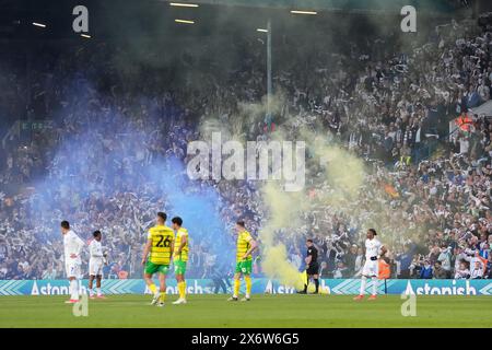 Die Fans von Leeds United feiern, nachdem Joel Piroe im Halbfinalspiel der Sky Bet Championship in Elland Road, Leeds, das zweite Tor des Spiels erzielt hat. Bilddatum: Donnerstag, 16. Mai 2024. Stockfoto