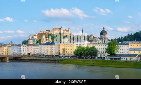 Salzburg, Österreich; 16. Mai 2024 - Ein Blick auf Hohensalzburg. Es handelt sich um eine große mittelalterliche Festung in Salzburg, Österreich. Stockfoto