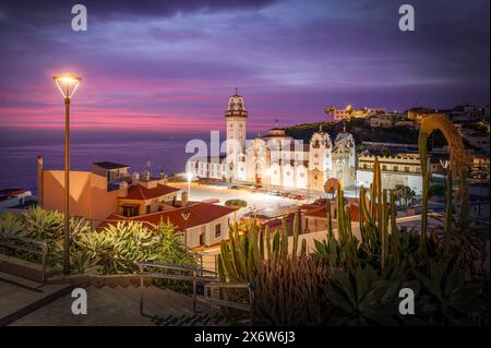 Erkunden Sie die bezaubernde Küstenstadt Candelaria, Teneriffa, mit ihrer historischen Architektur, pulsierenden Sonnenuntergängen und atemberaubenden Meerblick, perfekt für ausflüge Stockfoto