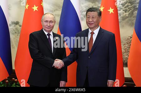 Peking, China. Mai 2024. Der russische Präsident Wladimir Putin und der chinesische Präsident Xi Jinping schütteln die Hände während einer Unterzeichnungszeremonie nach ihren Gesprächen in Peking, der Hauptstadt Chinas, am Donnerstag, den 16. Mai 2024. Foto vom russischen Außenministerium/UPI. Quelle: UPI/Alamy Live News Stockfoto