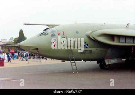 Der Veteran der Royal Air Force Handley Page Victor K2 Lufttanker XM717 namens Lucky Lou, ausgestellt auf dem Mildenhall Air Fete 1991. XM717 flog erstmals am 27. Februar 1963 und wurde auf 100 qm bei RAF Wittering ausgeliefert. Ende 1990 war XM717 einer von wenigen Siegern, die sich 55 Sqn für den Golfkrieg angeschlossen hatten. Der letzte Flug des Flugzeugs fand im Oktober 1993 in die RAF Marham statt, wobei der Nasenabschnitt für die Erhaltung mit dem RAF Museum in Hendon vorgesehen war. Stockfoto