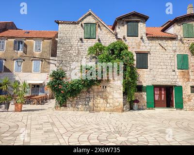 Stari Grad, Hvar, Kroatien 08-22-2023, sonniger Sommertag in der wunderschönen Altstadt. Stockfoto