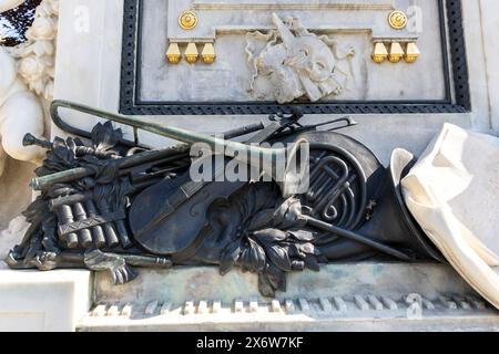 Detail des Mozart-Denkmals in Wien, Österreich. Marmorklavier mit Keyboard und Musikinstrumenten sichtbar. Stockfoto