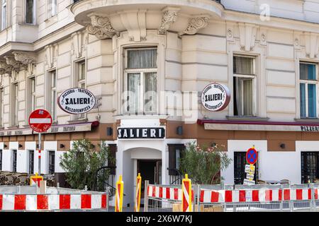 Pizzeria Trattoria Salieri in Wien, Österreich. Bauarbeiten auf der Straße Stockfoto