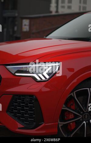 Feurige Eleganz: Der RS Q3 in strahlendem Rot Stockfoto