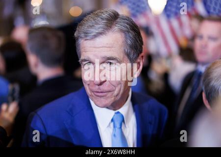 Washington, Vereinigte Staaten Von Amerika. Mai 2024. Gouverneur Roy Cooper (Demokrat von North Carolina) spricht mit Gästen nach einer Zeremonie, in der am Donnerstag, den 16. Mai 2024 in Washington DC eine Statue des verstorbenen Reverend Billy Graham enthüllt wurde. Credit: Aaron Schwartz/CNP/SIPA USA Credit: SIPA USA/Alamy Live News Stockfoto