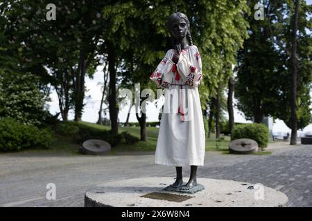 Kiew, Ukraine. Mai 2024. Eine Statue, die die Opfer des Holodomors (Hungersnot) symbolisiert, auch bekannt als „bittere Erinnerung an die Kindheit“, gekleidet in Vyshyvanka (eine slawische traditionelle Kleidung, die Elemente ukrainischer ethnischer Stickereien enthält) anlässlich des Vyshyvanka-Tages in Kiew. (Foto: Oleksii Chumachenko/SOPA Image/SIPA USA) Credit: SIPA USA/Alamy Live News Stockfoto