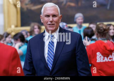 Der ehemalige US-Vizepräsident Mike Pence spricht mit Touristen in der Rotunde des US-Kapitols in Washington DC, nachdem er am Donnerstag, den 16. Mai 2024, an einer Zeremonie zur Enthüllung einer Statue des verstorbenen Reverend Billy Graham teilgenommen hatte. Quelle: Aaron Schwartz/CNP Stockfoto