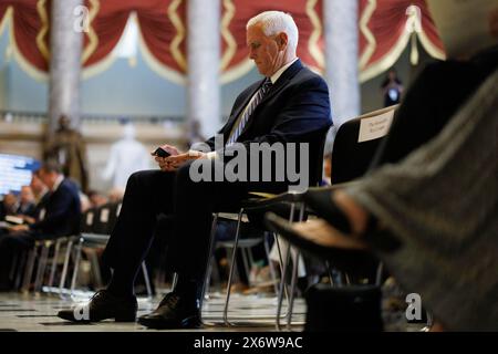 Washington, Vereinigte Staaten Von Amerika. Mai 2024. Der ehemalige US-Vizepräsident Mike Pence überprüft sein Handy während einer Zeremonie, in der am Donnerstag, den 16. Mai 2024 in Washington DC eine Statue des verstorbenen Reverend Billy Graham enthüllt wird Stockfoto