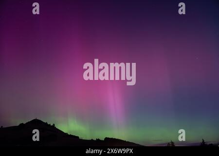 Aurora Australis über den Puketapu Berg in Palmerston, Otago. Palmerston liegt auf der Südinsel Neuseelands, wo man die südlichen Lichter sehen kann. Stockfoto