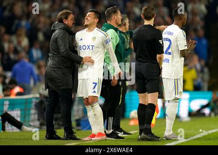 Daniel Farke (links), Manager von Leeds United, begrüßt Joel Piroe, nachdem er im Halbfinale der Sky Bet Championship in der Elland Road in Leeds ersetzt wurde. Bilddatum: Donnerstag, 16. Mai 2024. Stockfoto