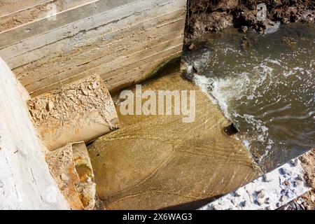 Ein Düker unter der Straße mit einem Bach, der durch ihn fließt Stockfoto