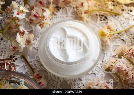 Rosskastaniencreme im Glas mit frischer Aesculus hippocastanum-Blüte auf einem Tisch Stockfoto