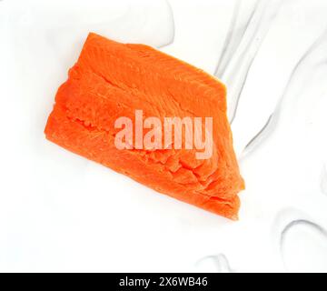 Frisch gefangenes pazifisches Koho-Lachsfilet in flacher Lagenzusammensetzung. Gesunde Quelle von Omega 3. Leuchtend orange Farbe auf Marmor Schneidebrett Stockfoto