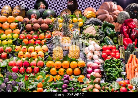 Frisches Obst und Gemüse an einem Markstand des Mercado de la Boqueria, berühmter Markt an den Ramblas in Barcelona, Spanien Barcelona Katalonien Span Stockfoto