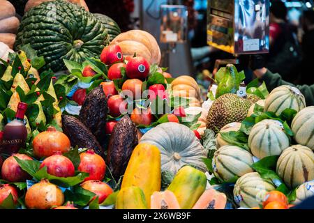 Frisches Obst und Gemüse an einem Markstand des Mercado de la Boqueria, berühmter Markt an den Ramblas in Barcelona, Spanien Barcelona Katalonien Span Stockfoto