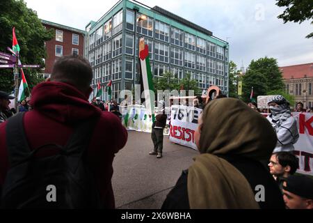 Manchester, Greater Manchester, Großbritannien. Mai 2024. Ein Demonstrant trägt ein 10 Fuß langes Modell der ursprünglichen Form des Palästinas von 1948, während Demonstranten Reden im Besatzungslager der Universität hören. Demonstranten gehen auf die Straßen von Manchester, um den 76. Jahrestag der Nakba (der Katastrophe) zu feiern, als 1948 über 700.000 Palästinenser von Paramilitärs und dem israelischen Staat aus ihren Häusern und ihrem Land vertrieben wurden. Diese Bevölkerung und ihre Nachkommen leben im Exil und versprechen, eines Tages zurückzukehren. Sie beenden die Rallye an der Manchester University Stockfoto