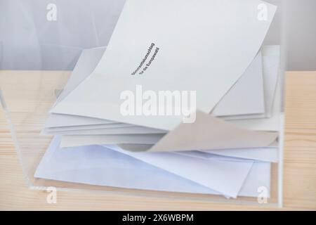 Wahlzettel für die Europawahlen in transparenter Wahlbox, deutsche Wahlliste für politische Parteien, Wahlrecht, Frankfurt - 16. Mai 2024 Stockfoto