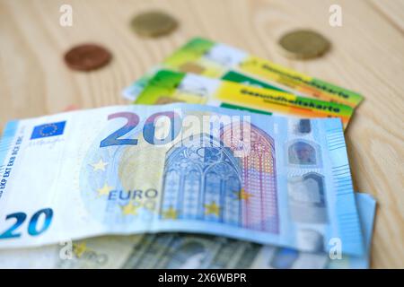 Euro Geld, elektronische Krankenkasse billiger, Versicherungskarte auf Deutsch, medizinische Unterstützungsreise Europa, Gesundheitssystem, Zahlungen an medizinische Stockfoto