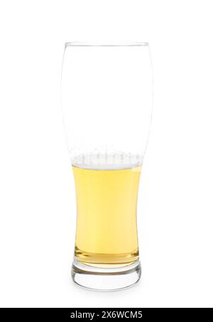 Ein halbes Glas kaltes Bier, isoliert auf weiß Stockfoto