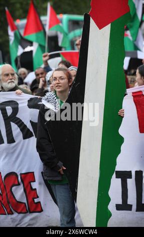 Ein Demonstrant trägt ein 10 Fuß langes Modell der Form des Palästinas von 1948, während der marsch die Stadt durchquert. Demonstranten gehen auf die Straßen von Manchester, um den 76. Jahrestag der Nakba (der Katastrophe) zu feiern, als 1948 über 700.000 Palästinenser von Paramilitärs und dem israelischen Staat aus ihren Häusern und ihrem Land vertrieben wurden. Diese Bevölkerung und ihre Nachkommen leben im Exil und versprechen, eines Tages zurückzukehren. Sie beenden die Kundgebung an der Manchester University, wo Studenten und ihre Unterstützer ein Lager des Widerstands gegen die Komplizenschaft der Universität im Curre aufgebaut haben Stockfoto