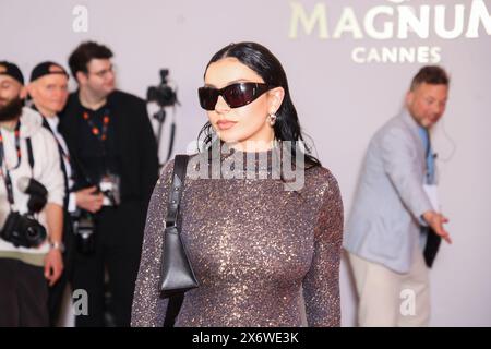 Charli XCX kommt im Magnum an, wo auch immer das Vergnügen Sie in Cannes, Frankreich, feiern lässt. Bilddatum: Donnerstag, 16. Mai 2024. Magnum Ice Cream arbeitet mit dem weltweit ausgezeichneten und Grammy-nominierten australischen Sänger, Songwriter und Schauspieler Troye Sivan zusammen, um drei brandneue Remixe seines Songs „Honey“ zu kreieren, die die Markteinführung der brandneuen Sommerflavours Euphoria, Wonder und Chill feiern. Das Foto sollte lauten: David Parry/PA Media Assignments Stockfoto