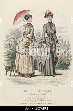 Revue de la Mode, Gazette de la Famille, dimanche 13. Juli 1884, 13e Année, Nr. 654: Toiletten de M.elles Vidal (...), zwei Frauen in Vidal-Kleidern, die mit dem Hund im Garten spazieren gehen. Links: Beige „Toilette“ aus glattem Voile und brokatem Voile oder Surah. Unten am Rock mit drei Rüschen aus brauner Seide. Lange Handschuhe aus grauem Wildleder. Rechts: Anzug aus reinem grünem Bastist und brokadiertem grünem Bastist. Mieder mit Jabot, gefaltet mit Bögen. Mit einigen Zeilen Werbetext für verschiedene Produkte. Druck aus dem Modemagazin Revue de la Mode (1872-1913). Detaillierte Beschreibung der Kleidung Stockfoto