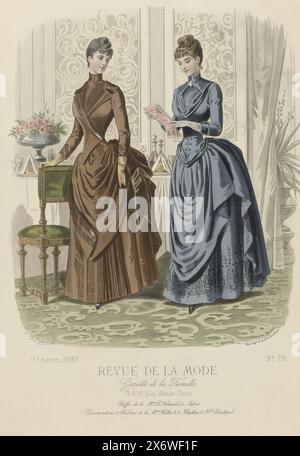 Revue de la Mode, Gazette de la Famille, dimanche 27. Februar 1887, 16e Année, No. 791: Etoffes de la M.on Le Houssel (...), zwei Frauen an einem gedeckten Tisch, von denen eine Zeitung ansieht. Links: „Toilette“ aus brauner Wolle und gestreiftem Stoff in Blau und Beige, braunem Samt. Mieder mit Wickel über einer braunen Samtjacke. Revers und Bündchen aus gestreifter Wolle. Auf der linken Seite eine große Schleife aus Samtband. Rechts: Toilette aus blaugrauem Kaschmir, schwarzem Soutache und Seide. Eine silberne Brosche am Hals. Unterhalb der Performance befinden sich einige Zeilen mit Werbetexten für verschiedene Produkte. Drucken Sie über Stockfoto