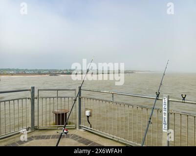 Fischruten am Ende des Piers in Southwold in Suffolk, Großbritannien Stockfoto