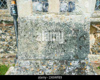 Ein Messzifferblatt an der Außenseite der Holy Trinity Church im Dorf Blythburgh in Suffolk, Großbritannien Stockfoto