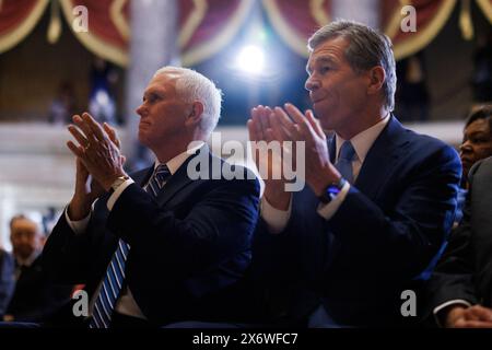 Gouverneur Roy Cooper (Demokrat von North Carolina) und ehemaliger US-Vizepräsident Mike Pence werden am Donnerstag, den 16. Mai 2024, in Washington DC bei einer Zeremonie gesehen, bei der eine Statue des verstorbenen Reverend Billy Graham enthüllt wird. Quelle: Aaron Schwartz/CNP/MediaPunch Stockfoto