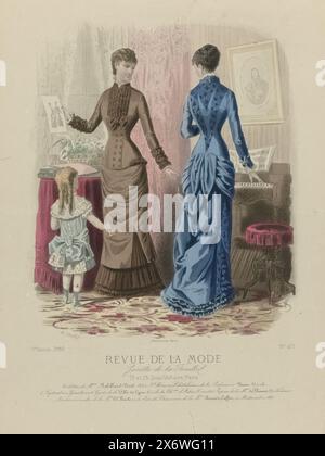 Revue de la Mode, Gazette de la Famille, dimanche 7. märz 1880, 9e année, Nr. 427: Toiletten de Mme Robillard-Noël (...), zwei Frauen und ein Mädchen in einem Innenraum. Die Frau auf der linken Seite hält einen Modedruck, die andere steht am Klavier. Beide tragen Robillard-Noël-Kleider. Das Mädchen trägt Kinderkleidung für ein drei- bis vierjähriges Kind aus dem „English Warehouse“. Mitte: Brauner Anzug aus Kaschmir („Cachemire d'Ecosse“) und Satin, für Pferderennen, „Besuche“, „Interieur“. Rechts: Blaues „Robe d'interieur et de visites“ aus Wolle und Satin („Lainage Satin“) und Samt. Unterhalb der Leistung liegen Stockfoto