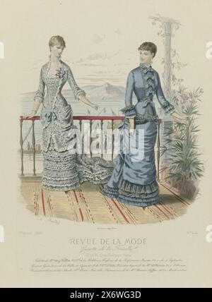 Revue de la Mode, Gazette de la Famille, dimanche 5. Juli 1880, 9e année, Nr. 444: Toilettes de Mme Day-Fallett (...), zwei Frauen auf einer Balustrade, gekleidet in Day-Fallette-Kleider. Links: Abendkleid mit 'Sure', bedruckt mit 'Fleurs Pompadour' und einem Oberteil 'Louis'. Ausführliche Beschreibung der Kleidung auf Seite 221 "PLANCHE COLORIEE", Druckerei: A. Chaillot, (auf dem Gegenstand erwähnt), Drucker: Falconer, (auf dem Gegenstand erwähnt), Paris, 1880, Papier, Gravur, Höhe ca. 372 mm x Breite ca. 272 mm Stockfoto