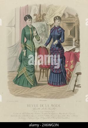 Revue de la Mode, Gazette de la Famille, dimanche 14 Novembre 1880, 9e année, Nr. 463: Toilettes de M.elles Vidal (...), zwei Frauen in einem Malerstudio, gekleidet in Kleider von Vidal. Links: 'Costume d'interieur' aus grünem Tuch, verziert mit goldfarbenem Karomuster. Rechts: Ein blaues Kleid mit Schottenmuster, für Besuche und drinnen. Langes Mieder mit drei Schulterkragen. Beschriftung mit einigen Zeilen Werbetext für verschiedene Produkte. Druck aus dem Modemagazin Revue de la Mode (1872-1913). Ausführliche Beschreibung der Kleidung auf den Seiten 379 und 380 "PLANCHE COLORIEE"., danach Stockfoto